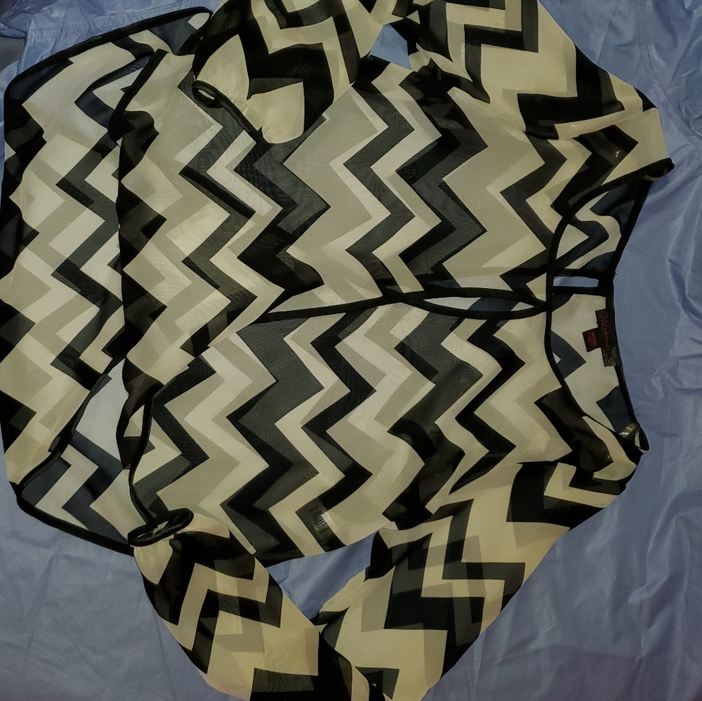 Super cute women's medium jw style dress shirt